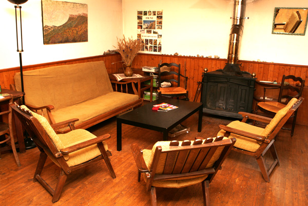 le coin salon avec chemin&eacute;e